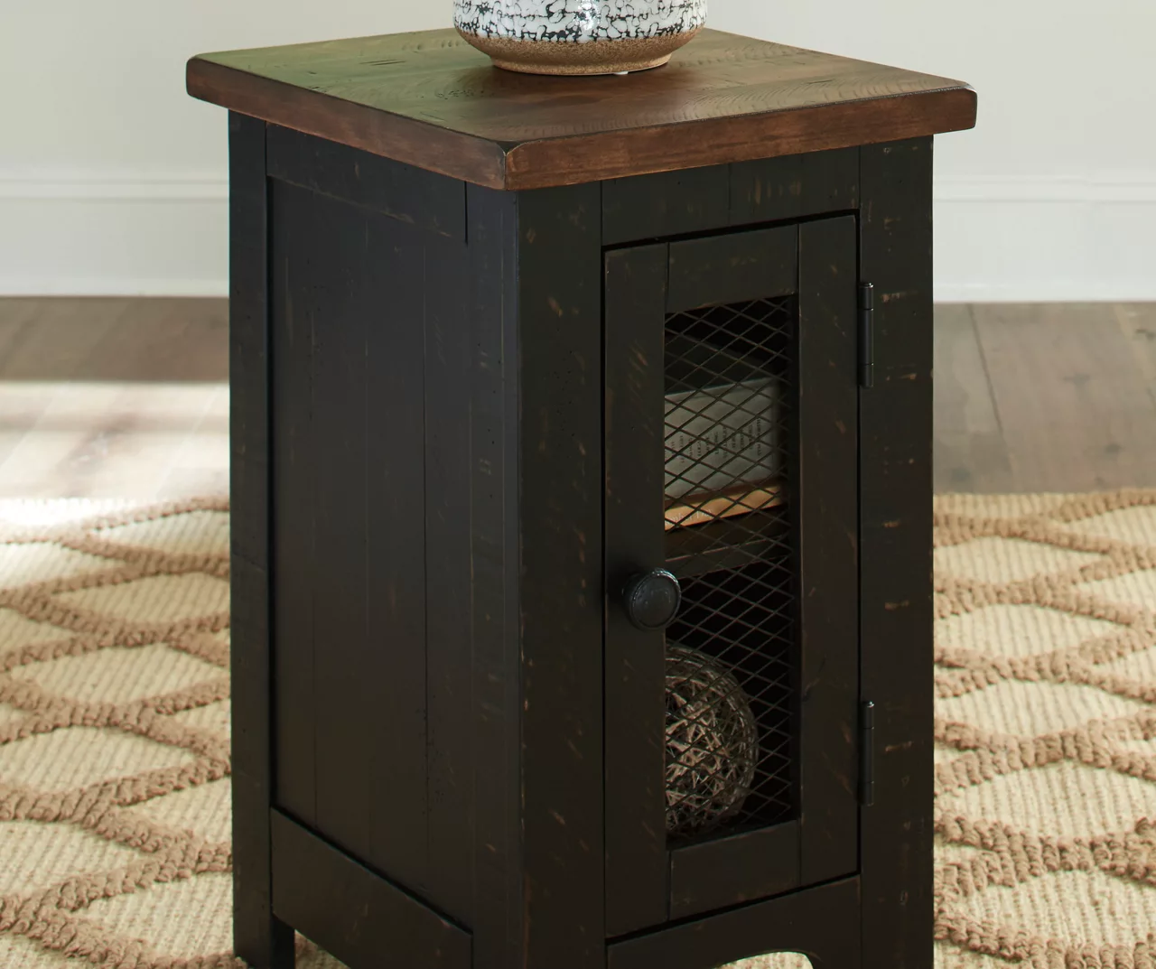 Valebeck Black & Brown Two-Tone Chairside End Table 6 Valebeck Black & Brown Two-Tone Chairside End Table - Image 6